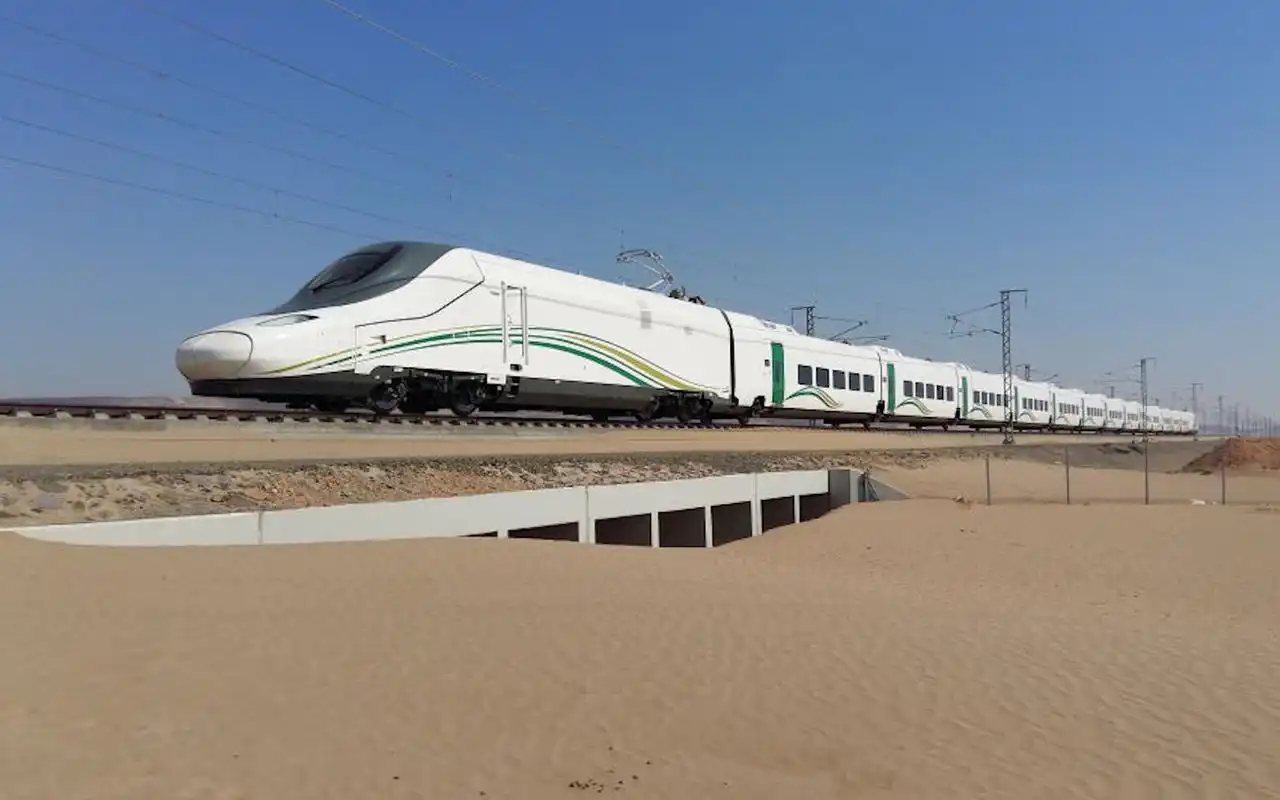 在沙漠中怎么建高铁?沙特出资600亿无人敢接,中国耗时10年成功拿下