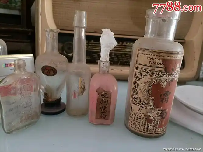 0次进行点评点评:0浏览量:备注:民国老药瓶…最左边的一个口磕,余都