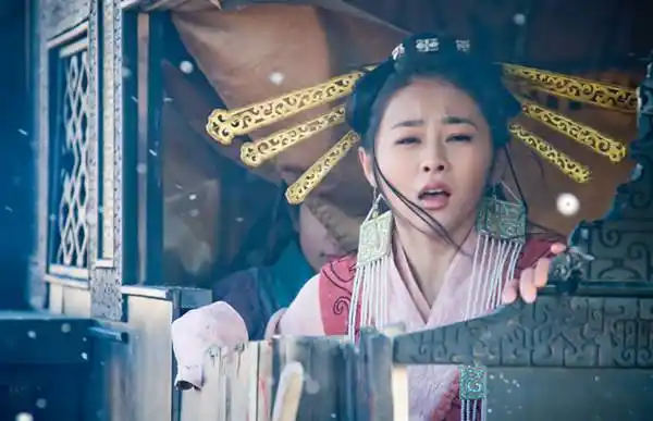 这部电视剧没有这个人物,只有一个叫若姜的角色,电视剧里是英布的妻子