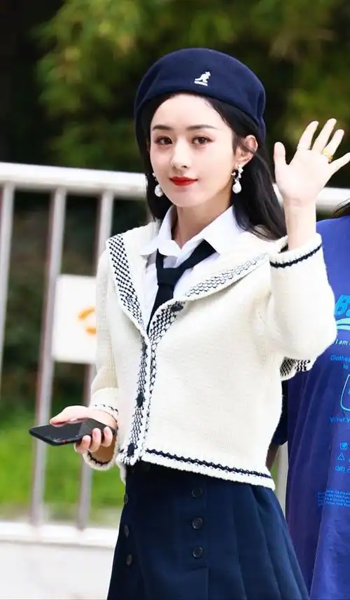 赵丽颖脸型太有优势,校园风穿搭丝毫不突兀,一点不像"孩子妈"