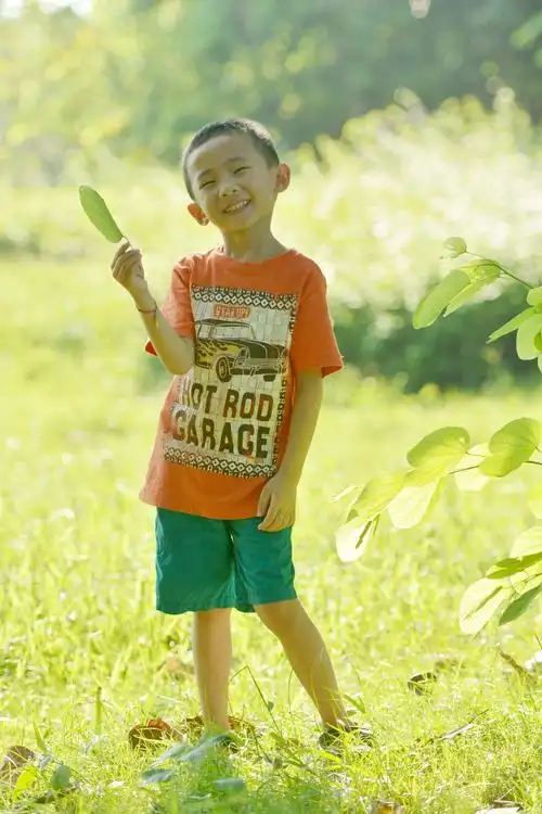 笑脸如花一样绽放,如阳光一样灿烂.