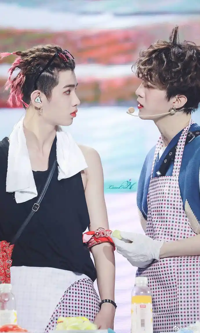 范丞丞黄明昊的"社会主义兄弟情",网友:皇权富贵是真的