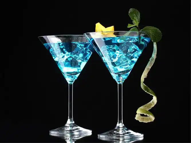 蓝色美丽高脚杯高清壁纸图片