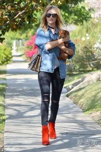 维密超模罗茜汉丁顿街拍百变春装搭配