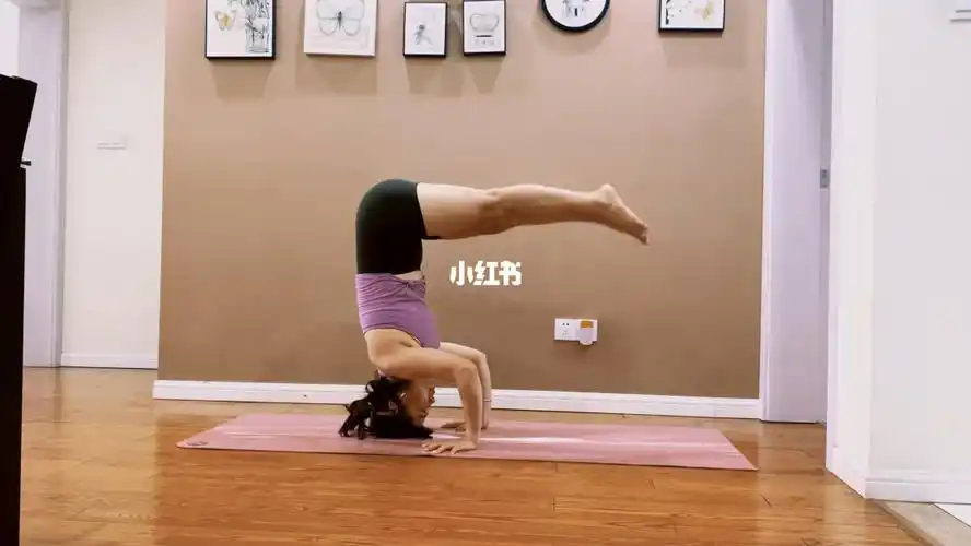 三点头倒立转康迪亚