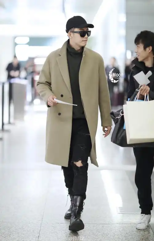 20161207 黄景瑜身穿jill stuart驼色大衣内搭gosha rubchinskiy高领