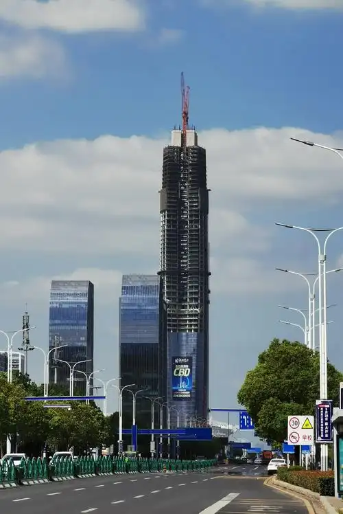 蓝天白云下的苏州湾美