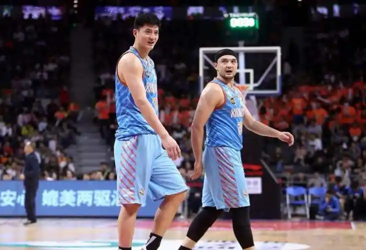 俞长栋(左)加盟北京北控,西热力江(右)转会南京同曦.