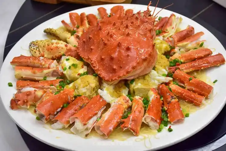 海鲜池里现捞现称的帝王蟹,还在张牙舞爪,几分钟后就被送进厨房,洗尽