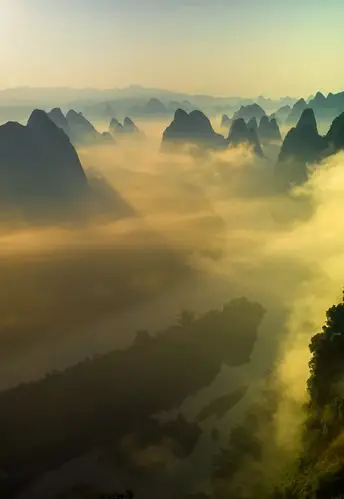 晨曦彩云迎相公,翠屏山下牧童归