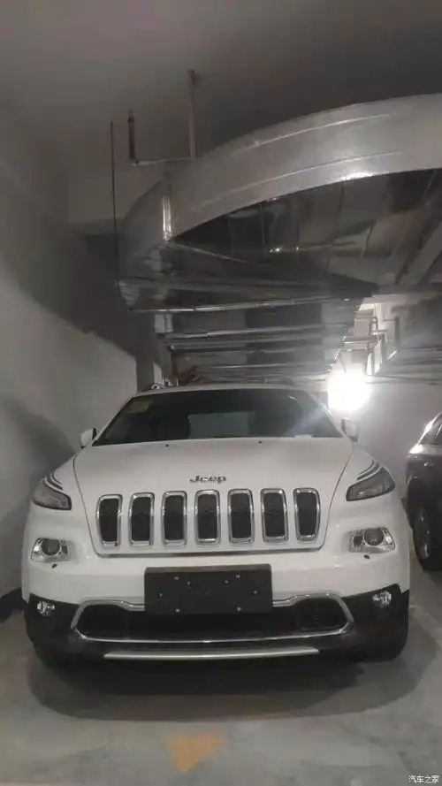 这个算是平视图吧,感觉好圆乎没有一点儿越野的味道了,只是样子