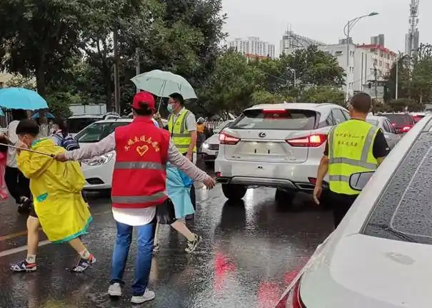 队员们在家长的指导下以"随手拍"的形式,发现,记录身边的文明行为,用