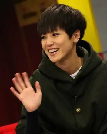 何韵诗与女友当街拦腰热吻