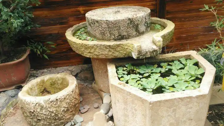 石磨,石器,老水缸现在用来作摆设.