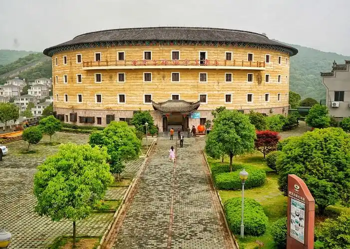 5.7日:海上长城位于宁波市奉化黄贤村,景区三面环山,一面临海.