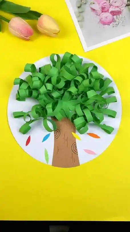 春暖花开,万物复苏,一起来用纸条做春意盎然的大树吧.