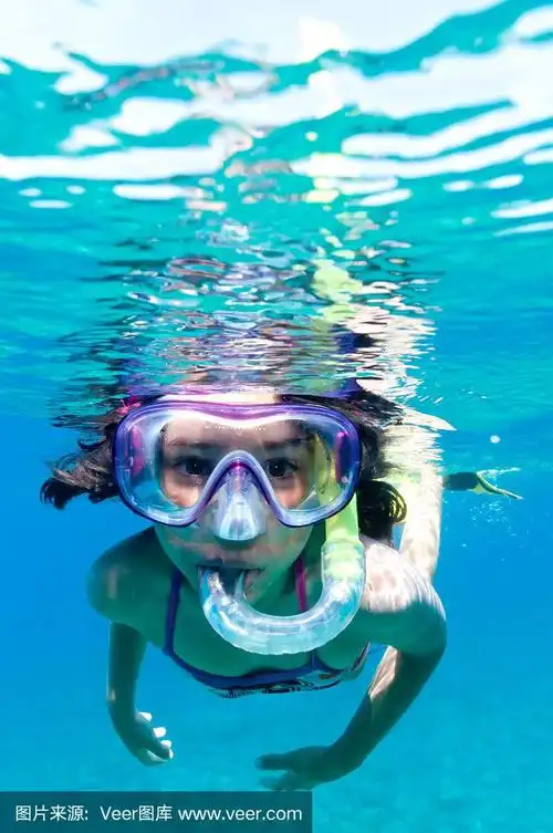 小女孩在游泳池里潜水