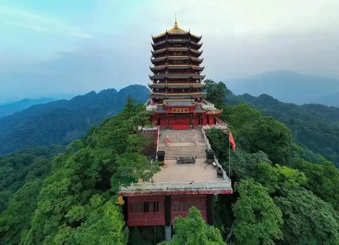 中国四大道教名山之一,是成都十景之一,海拔高1260米