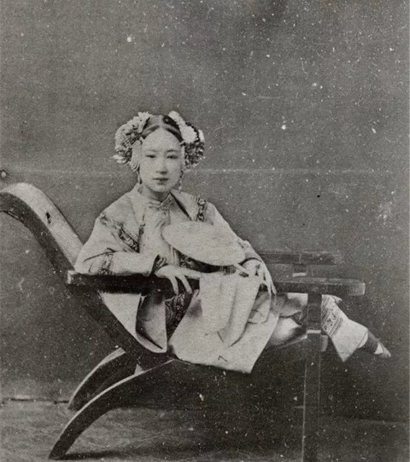 从明清开始在民间普遍流行的缠足,在晚清末年已经变成摧残女性的一种
