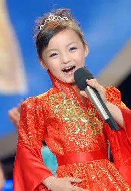 孔莹,在2004年的时候便参加河南卫视《梨园春》获得少儿组的年度金奖