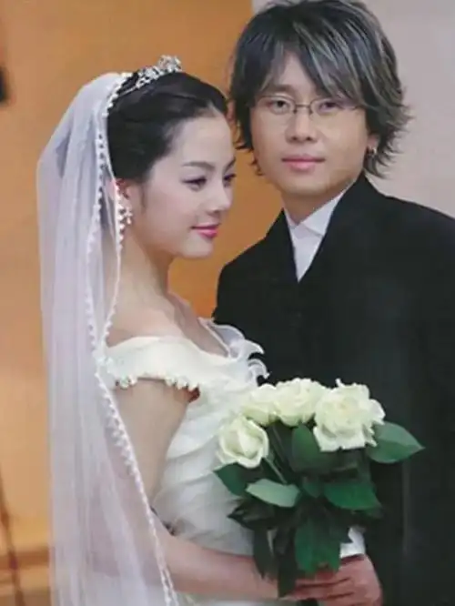 蔡琳的第一任老公是韩国歌手李承焕,李承焕比蔡琳大12岁,两人交往4年