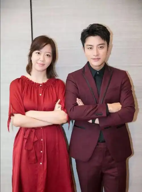 贾乃亮与贾珊合影:在他对面站着一名戴眼镜的优雅女子,她背着过万元的