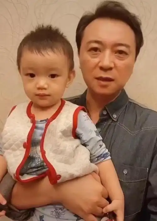 被忽视的剧抛脸演员张晞临47岁才当爸今新戏演关晓彤爸爸