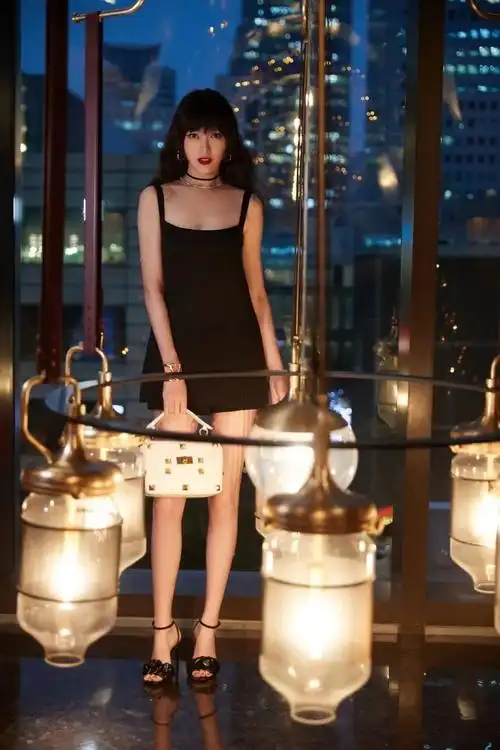 唐嫣港风卷发小黑裙性感魅惑!雪肤娇嫩大美腿太撩人