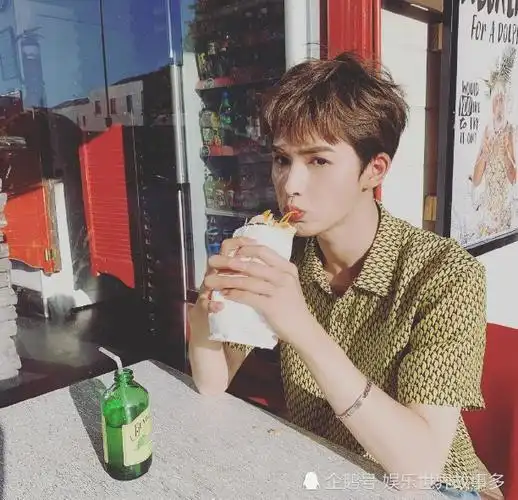 朱正廷高中旧照流出浓眉素颜好清秀原来高中就是校草