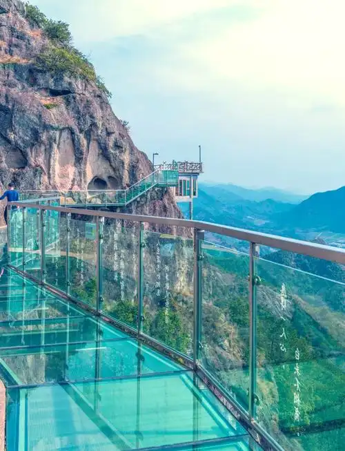 玻璃栈道景区有哪些 🌄 大慈岩玻璃栈道,一条全长225米的凌空之路