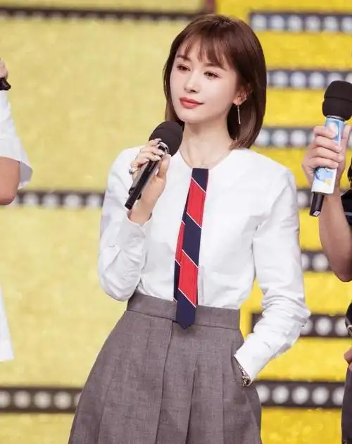 王子文的脸型是鹅蛋脸,很圆润,脸部线条流畅,五官散发着幼态的感觉,再