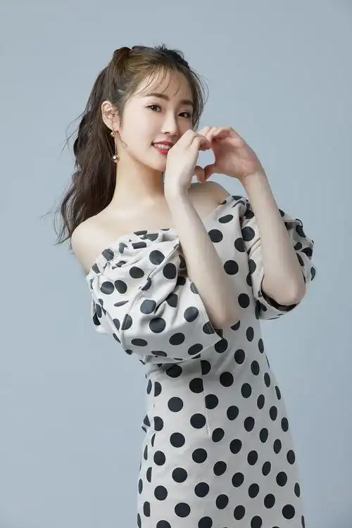 全能少女张可盈甜蜜写真曝光俏皮比心尽显灵动