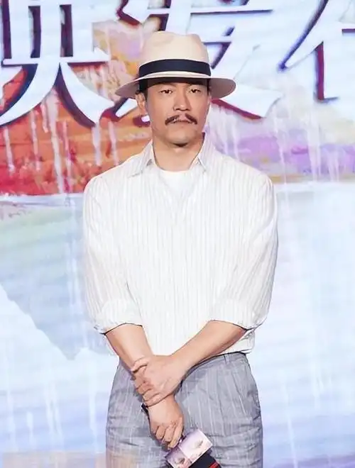 笑麻了看似八竿子打不着但长相骗不了人原来他们是亲父子