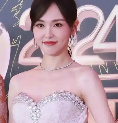 唐嫣40岁状态遭质疑苹果肌抢镜法令纹明显皮肤状态引热议