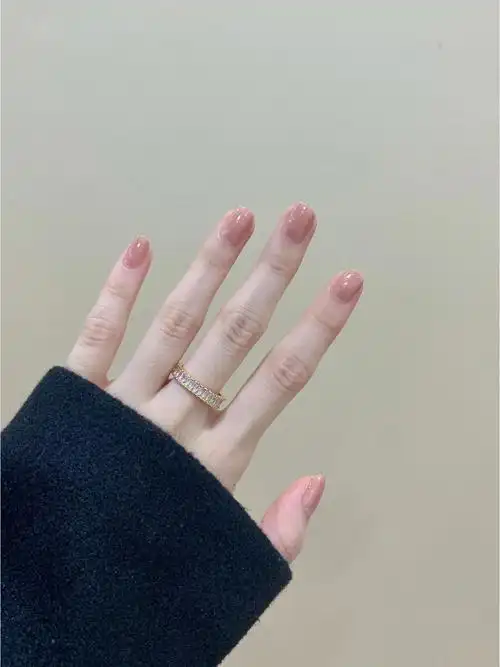 简单素雅的裸粉色美甲