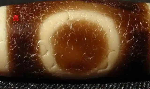 裂纹引起的颜色被称为假颜色,这是矿物学的三种颜色,天珠质地的颜色