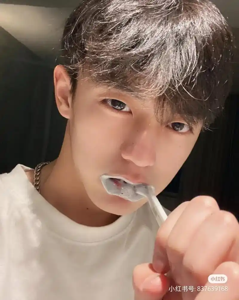 余庆伟 #余庆伟yyds #余庆伟直播 #人鱼线的pdd  - 抖音