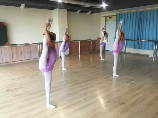 第一组宝贝搬腿后看不见你们漂亮的脸蛋啦!是后背直立不够还是.