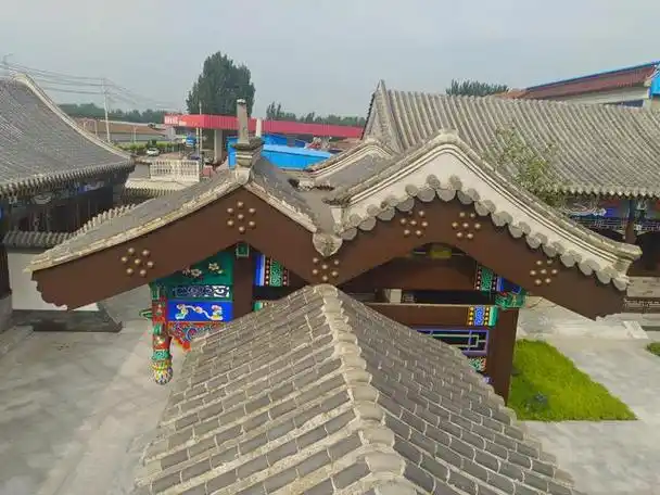 四合院中的房屋常常有一个大屋顶,至少正房是这样,大屋顶一般是地位
