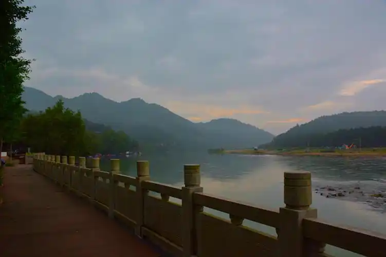 狮子岩位于大楠溪景区,是岩头镇下日川村前潭中的两座小屿,站在岸边