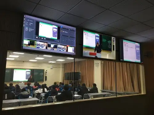 在录播室里观看