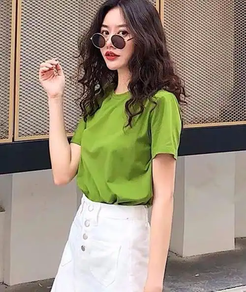36岁王鸥也来赶时髦,搭配牛油果绿连衣裙不忘凹腰线,清新又少女