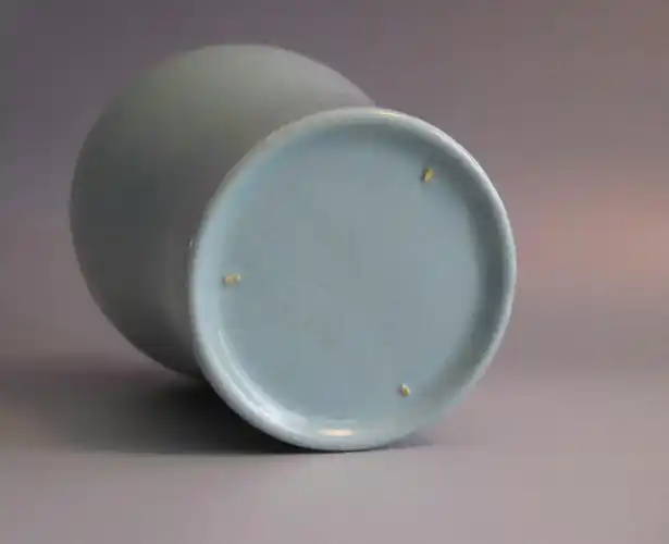 宋瓷欣赏:北宋天青色薄胎汝窑梅瓶.