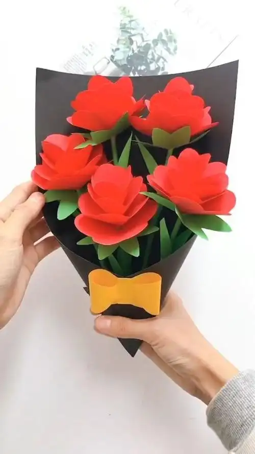 用几个花朵做一束玫瑰@{uid:1502349662339070,nick:经�%