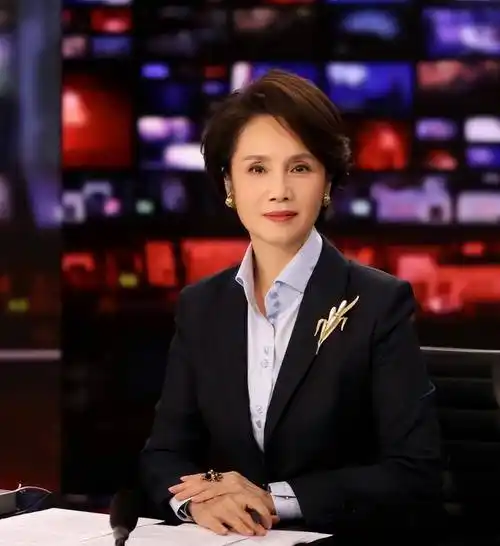 61岁的徐俐气质高级,衣着更是出色_女性_西装_衬衫