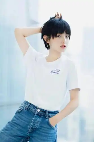 张子枫换新发型,"假小子头"配白衣牛仔青春洋溢,不一样的率性