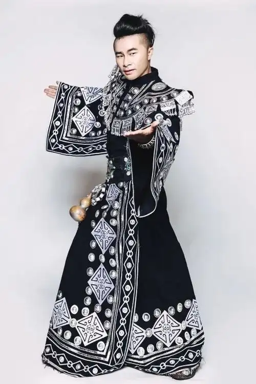 苗族男士服饰:甘当绿叶,也敢与花争艳!_男装