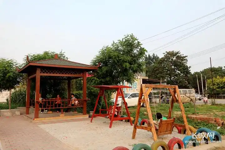 小屯村建设了六个不同的小游园,村民们在游园里休闲.