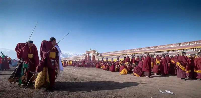 (背景)戈尔登寺位于四川阿坝县,是安多藏区格鲁派最大的寺庙之一.