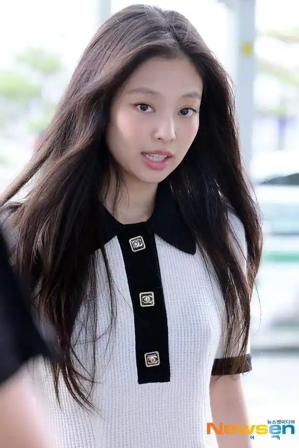 金珍妮现身机场,穿黑白polo裙甜美可爱!昨天晒的一组照片引热议